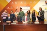 Sentados, de izda. a dcha., Manuel Vaquero, Antonio Cubero, Jos Carlos Gmez Vilamandos y Fernando Palomares. De pie, integrantes del Servicio de Prevencin de la UCO.