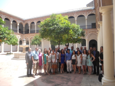 Alumnos y profesores, en el patio de Derecho  tras la ceremonia de clausura