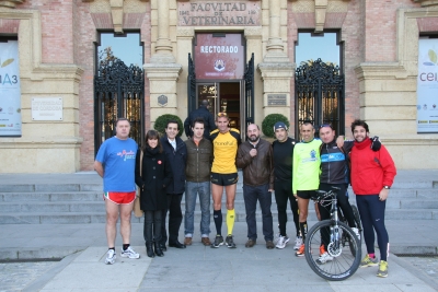 Ricardo Abad, de amarillo en el centro, con amigos y directivos de la UCO antes de comenzar la maratn