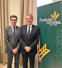 Jos Luis Vega-Leal Segado, representante de la Fundacin Caja Rural del Sur en Crdoba, y el vicerrector de Planificacin Acadmica y Prospectiva, Lorenzo Salas Morera.