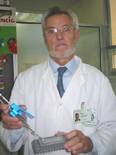 El jefe del Servicio de Inmunologa del Hospital Universitario Reina Sofa y  catedrtico de la UCO, Jose Pea Martnez, colabora en una investigacin multicntrica sobre la vacuna contra el VIH.