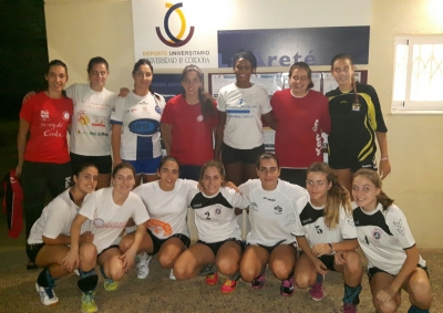 Las universitarias de la seleccin UCO antes del entrenamiento junto al resto de jugadoras de Adesal en la entrada del pabelln La Aret del campus de Rabanales.