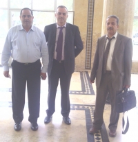 De izq a dcha el presidente  ( rector)  de la Universidad IbnTofail de Kenitra  Azzedine El Midaoui, Arturo Chica y Hassan el Bari