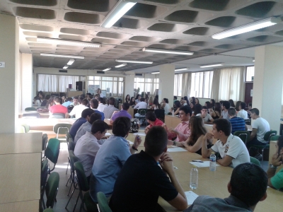 Los nuevos alumnos en la Biblioteca de la Facultad