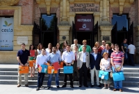 Pofesores y alumnos premiados a la puerta del Rectorado