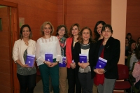 De izq. a dcha. y sosteniendo el libro: Ana Mara Guijarro Carmona, Susana Guerrero Salazar, Mara del Mar Garca Cabrera, Rosario Mrida Serrano, Mara Rosal Nadales y Mara Luisa Calero Vaquera