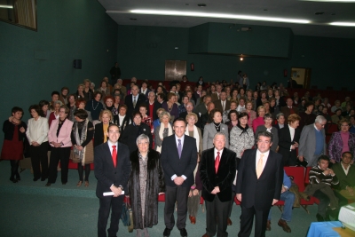 Las autoridades acadmicas posan junto a los alumnos homenajeados al inicio del acto