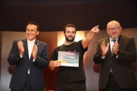El consejero de Universidades, Gómez-Villamandos, y el rector de la UCO, Manuel Torralbo, junto al primer premio de la pasada edición del certamen.