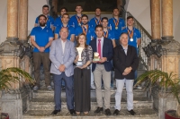 Autoridades con el equipo de balonmano de la UCO