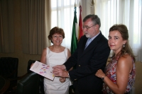 De izquierda a derecha, Julia Angulo, Jos Manuel Roldn y Charo Mrida, revisando el Protocolo.