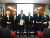 En el centro el nuevo acadmico, acompaado por diversas autoridades y el rector de la Universidad de Crdoba.