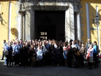 Alumnos y profesores a la puerta de la Facultad de Filosofa