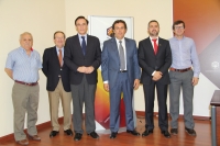 Jos Carlos Gmez Villamandos y Ral Aguayo Corraliza (tercero y cuarto por la izquierda), con participantes de ambas entidades en el desarrollo del convenio.
