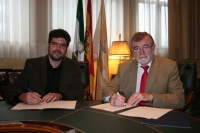 De izquierda a derecha, Guillermo Palacios y el rector, Jos Manuel Roldn, durante la firma del acuerdo.