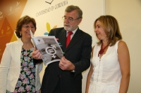 De izquierda a derecha, Julia Angulo, Jos Manuel Roldn y Rosario Mrida, hojean el diagnstico de igualdad