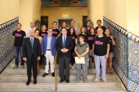El rector de la Universidad de Crdoba, junto a varios investigadores de la comunidad universitaria tras la presentacin de la Noche.