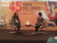La periodista madrilea Marta Garca Aller y la la coordinadora tcnica de la Unidad de Cultura Cientfica y de la Innovacin de la Universidad de Crdoba, Elena Lzaro, en la la XLV Feria del Libro