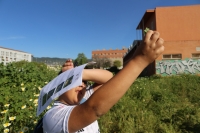 Estudiante durante la acción Planeta Barrio