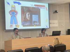 La directora de la UCC, Elena Lázaro, presenta la actividad en la ronda de proyectos innovadores