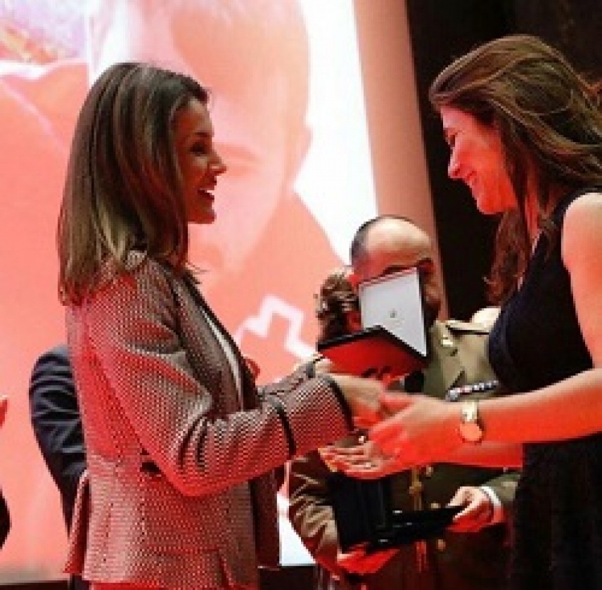 La investigadora Alexandra Dubini recibe la medalla de Oro de Cruz Roja, entregada por la reina Letizia
