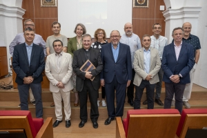 Autoridades y ponentes durante la inauguración