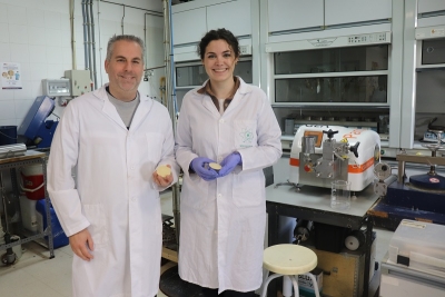 El investigador Luis Serrano y la investigadora Esther Rincón enseñando las almohadillas diseñadas